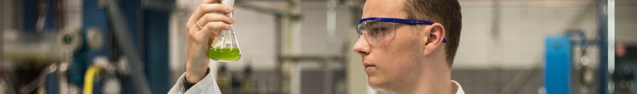 Headerfoto van de opleiding Chemische Technologie: student in lab