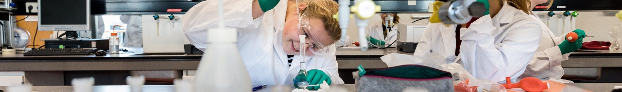 Headerfoto van de opleiding Chemie: student in lab