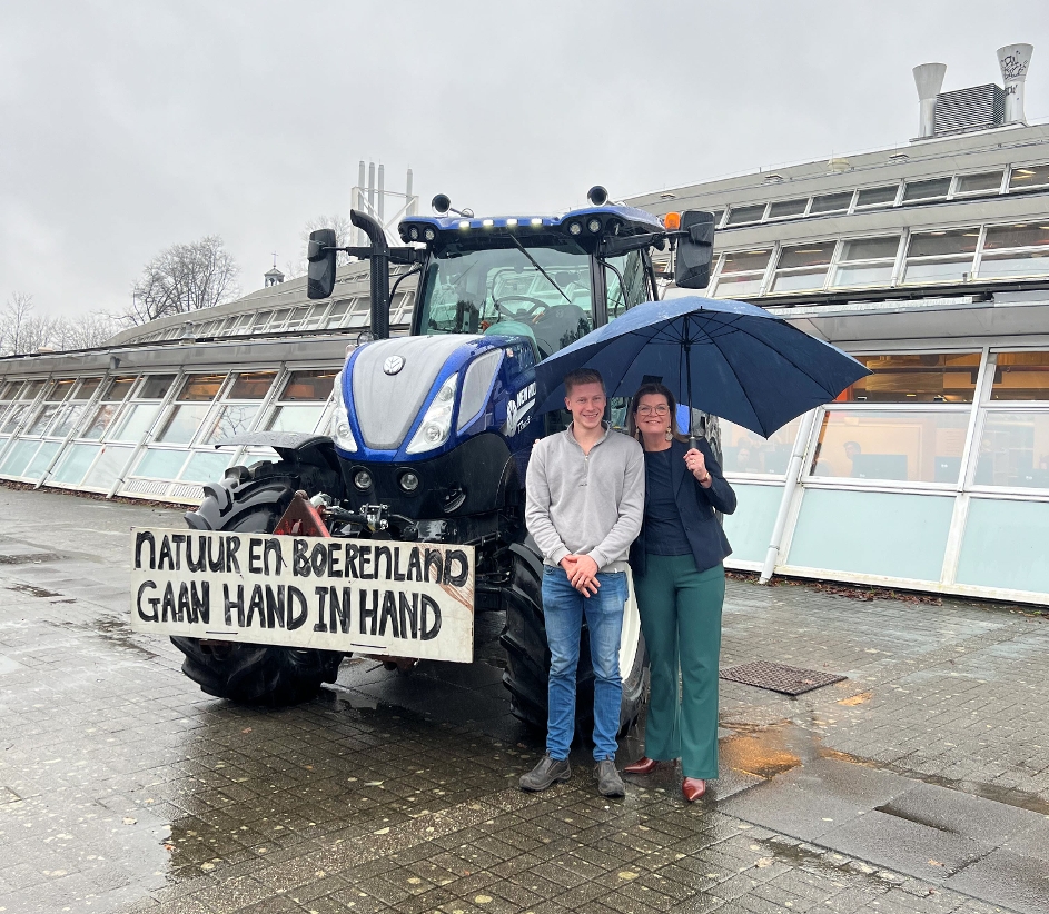 Minister Van der Wal met student en tractor voor schoolgebouw