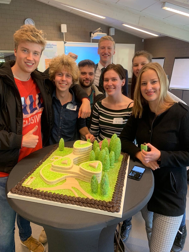 Geen maquette, maar een echte taart van Copijn Tuin- en Landschapsarchitecten werd gewonnen door deze studenten Management van de Leefomgeving door het gewicht van de taart te raden.