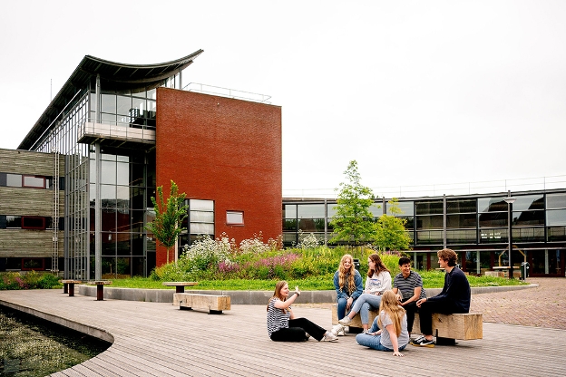 Studenten zitten voor hogeschool in Leeuwarden